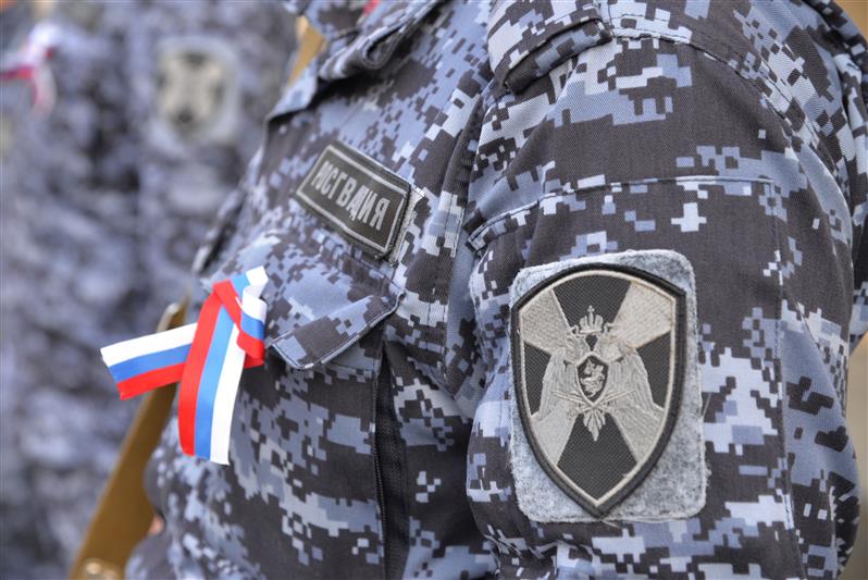 Росгвардейцы Уральского округа приняли участие в патриотической акции ко Дню флага России