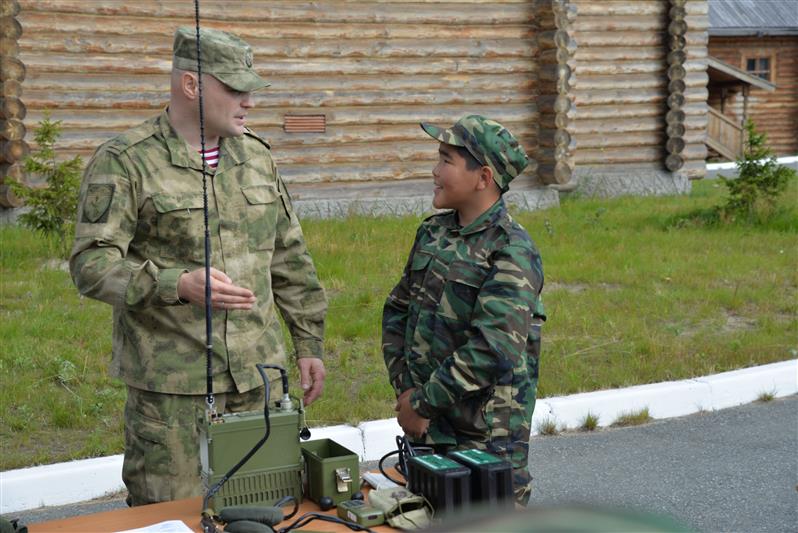 В рамках ведомственной акции военнослужащие Росгвардии провели мастер-класс для учащихся кадетских классов Ямала