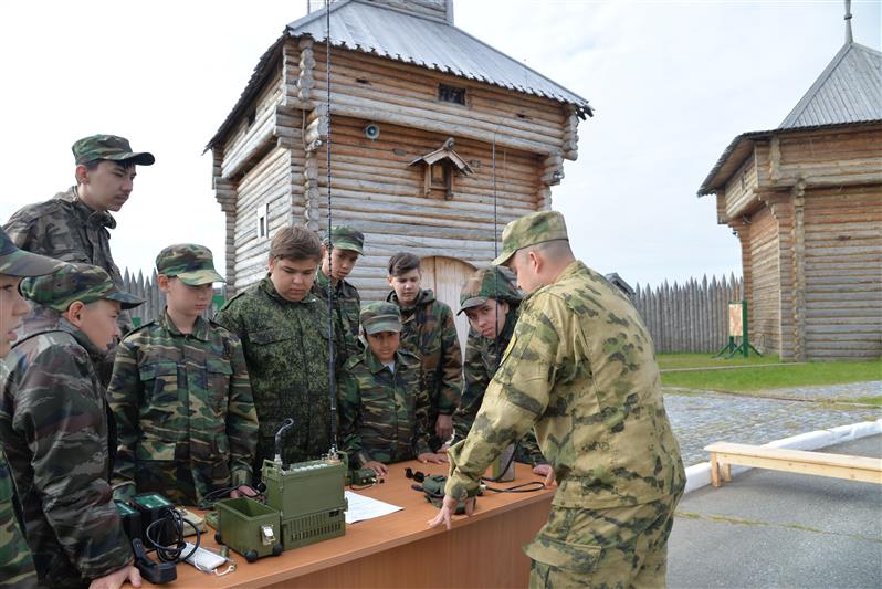 В рамках ведомственной акции военнослужащие Росгвардии провели мастер-класс для учащихся кадетских классов Ямала