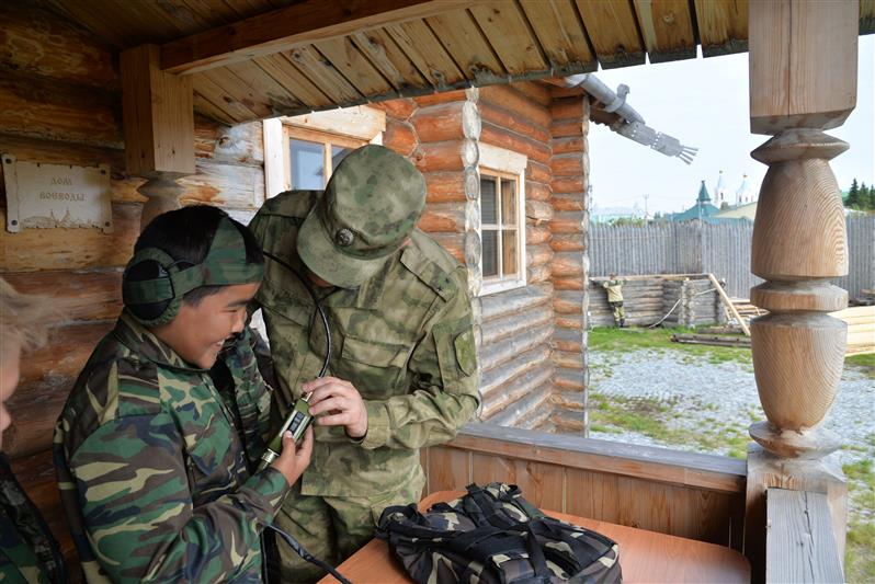 В рамках ведомственной акции военнослужащие Росгвардии провели мастер-класс для учащихся кадетских классов Ямала