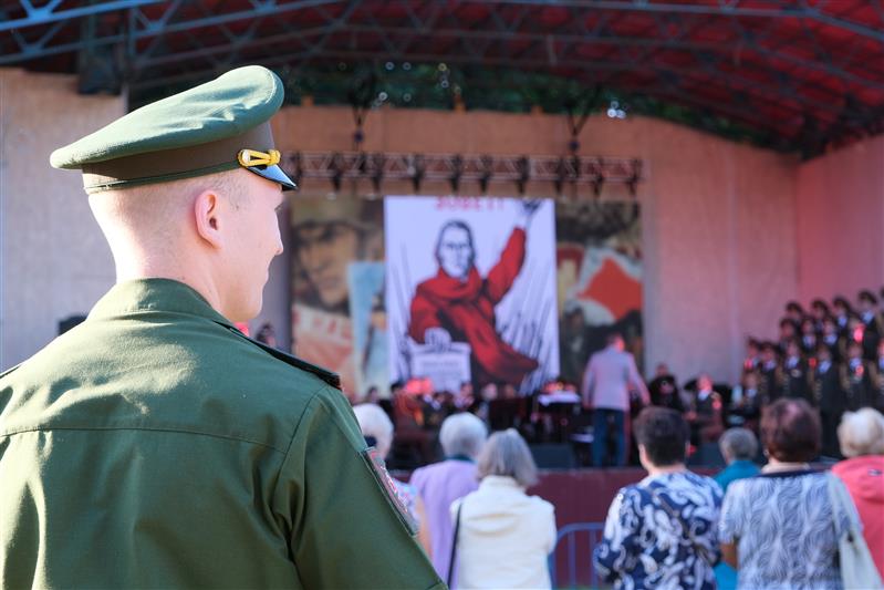 В Смоленске состоялся праздничный концерт с участием Академического ансамбля песни и пляски войск национальной гвардии Российской Федерации