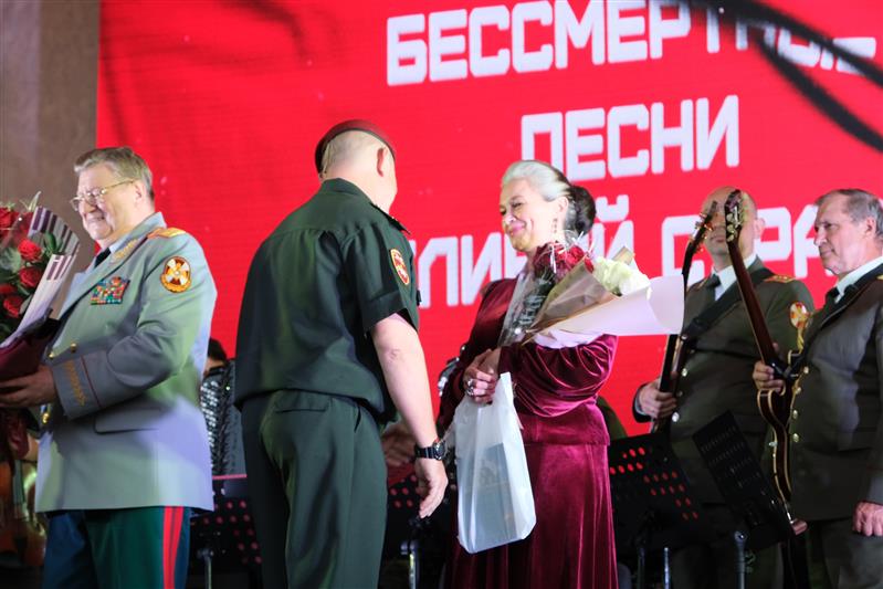 В Смоленске состоялся праздничный концерт с участием Академического ансамбля песни и пляски войск национальной гвардии Российской Федерации