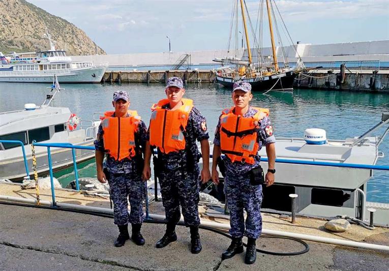 В Крыму росгвардейцы спасли семью с детьми, попавшую в шторм  