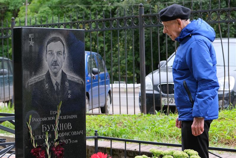 Смоленские росгвардейцы почтили память Героя России Алексея Буханова, погибшего при исполнении служебного долга