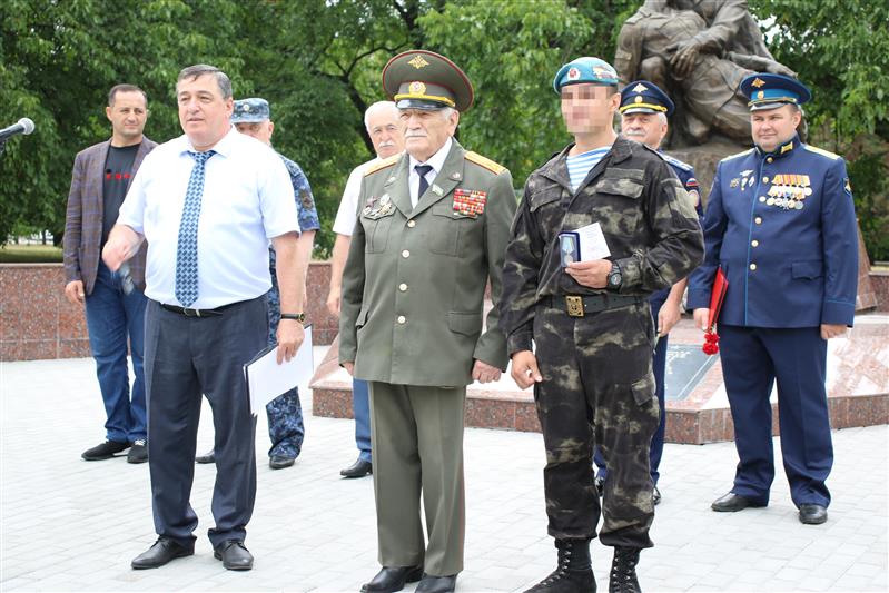 Росгвардейцев из Кабардино-Балкарии наградили медалью «90 лет ВДВ»
