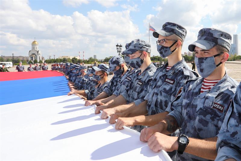 Военнослужащие и сотрудники Росгвардии  приняли участие в праздновании  Дня государственного флага Российской Федерации