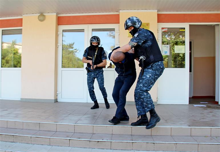 В Крыму росгвардейцы отработали действия при поступлении сигнала тревоги из школы (видео)