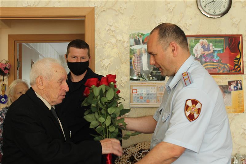 В Вологде сотрудники вневедомственной охраны поздравили ветерана службы с 91-летием