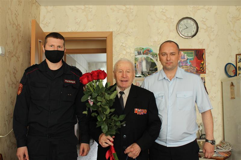 В Вологде сотрудники вневедомственной охраны поздравили ветерана службы с 91-летием