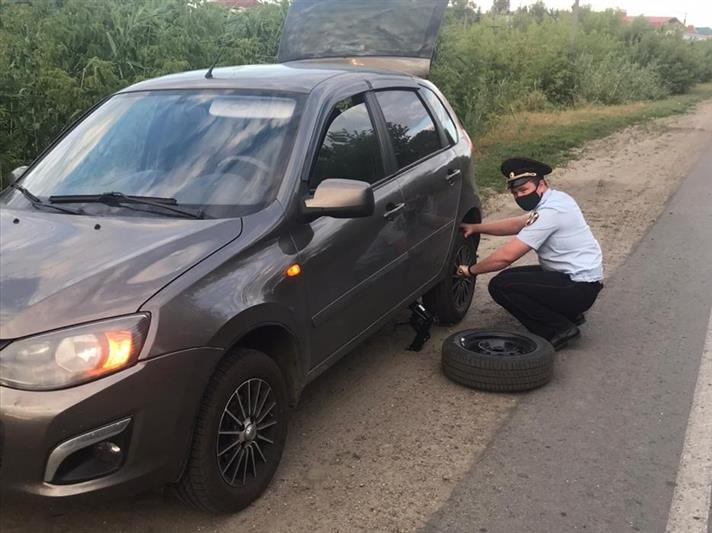 В Воронежской области росгвардеец помог женщине с ребёнком, оказавшейся в трудной ситуации