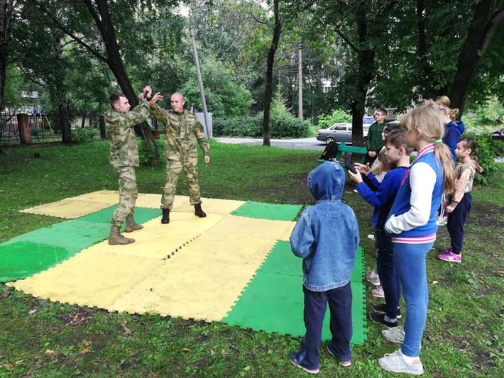 Военнослужащие роты спецназа калиновского соединения Росгвардии провели тематическое мероприятие для воспитанников детского дома