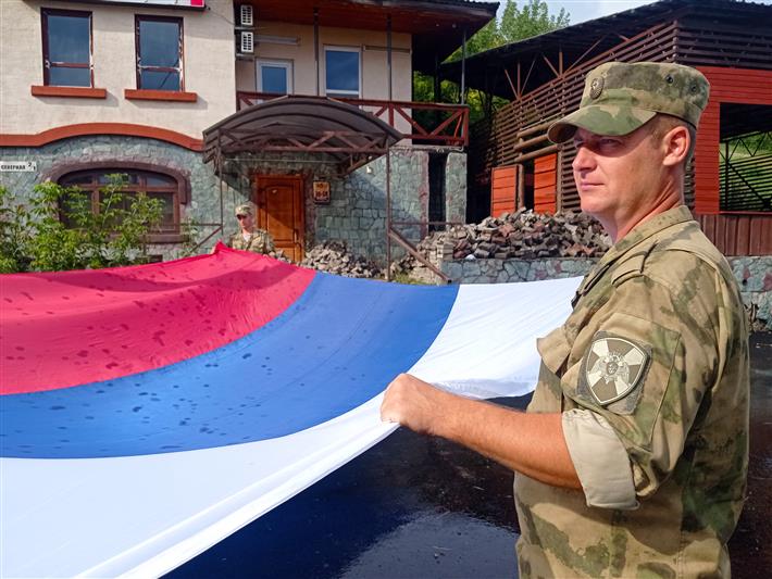 В преддверии Дня флага России росгвардейцы подняли триколор на высочайшую вершину Горно-Алтайска
