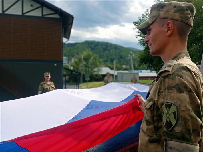 В преддверии Дня флага России росгвардейцы подняли триколор на высочайшую вершину Горно-Алтайска