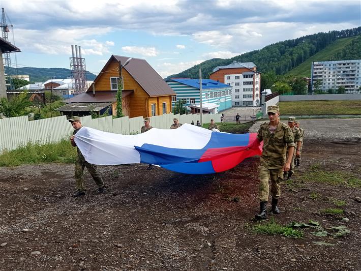 В преддверии Дня флага России росгвардейцы подняли триколор на высочайшую вершину Горно-Алтайска
