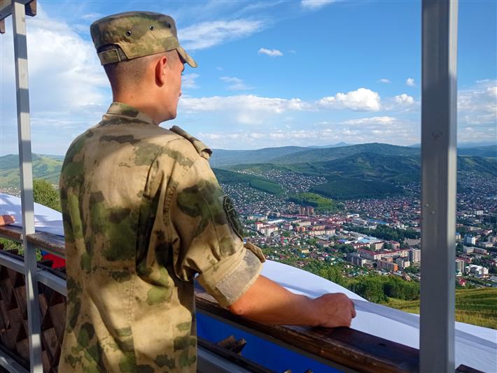 В преддверии Дня флага России росгвардейцы подняли триколор на высочайшую вершину Горно-Алтайска
