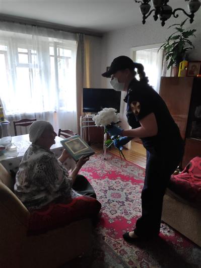 В Ярославле росгвардейцы поздравили с днем рождения ветерана Великой Отечественной войны и вневедомственной охраны 