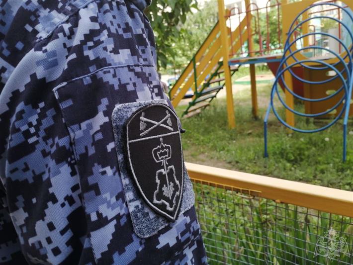В Саратове росгвардейцы задержали подозреваемого в краже сотового телефона у ребёнка