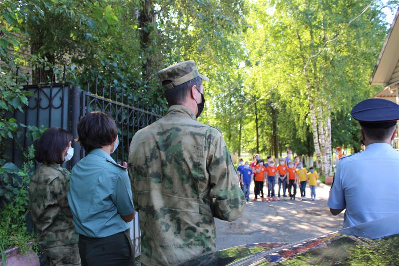 Росгвардейцы помогли детям из вологодского социально-реабилитационного центра подготовиться к учебному году