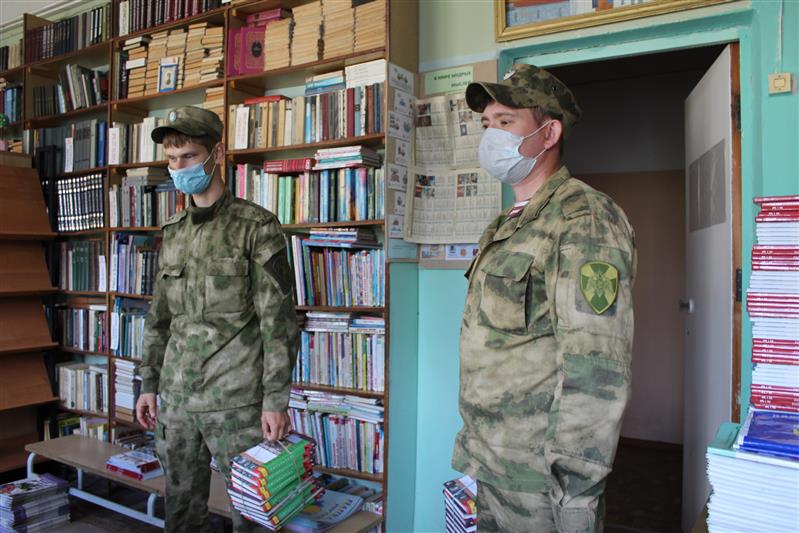 В Вологде сотрудники Росгвардии помогли подшефной школе подготовиться к новому учебному году