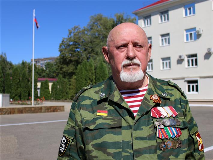 Председатель ветеранской организации ставропольского управления Росгвардии посвятил стихи государственному флагу России (видео)