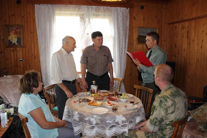 Росгвардейцы Уральского округа поздравили ветерана Великой Отечественной войны с 95-летием