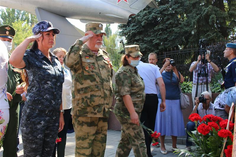 Росгвардейцы приняли участие в открытии мемориала героям-авиаторам в Ставрополе