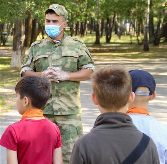 Росгвардейцы провели мероприятие в рамках Года памяти и славы для тюменских школьников