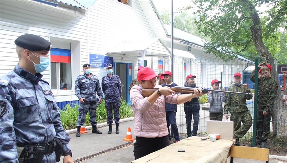 В Тюмени проведена военно-спортивная эстафета для школьников, посвящённая 40-летию Уральского округа Росгвардии