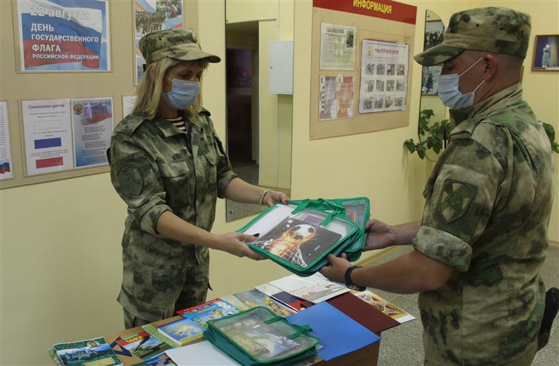В Зеленогорске военнослужащие Росгвардии присоединились к всероссийской акции «Помоги пойти учиться»