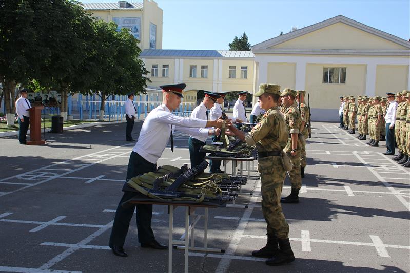 В Саратовском военном институте Росгвардии состоялось вручение оружия учащимся первого курса