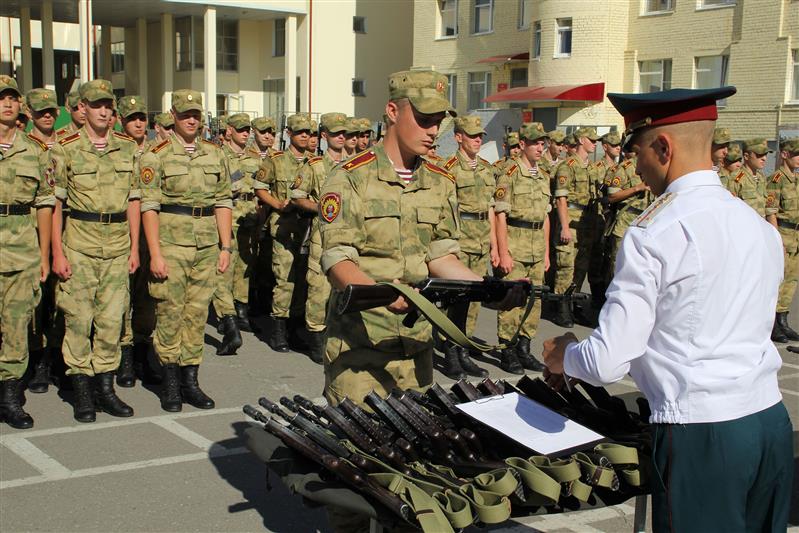 В Саратовском военном институте Росгвардии состоялось вручение оружия учащимся первого курса