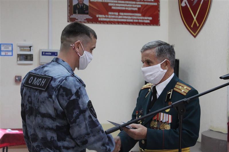 В Саратове сотрудникам Росгвардии, служившим в воздушно-десантных войсках, вручили памятные медали