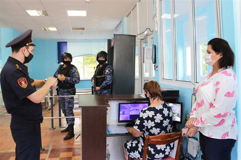 Росгвардейцы проверяют безопасность учреждений образования Ростовской области в преддверии нового учебного года