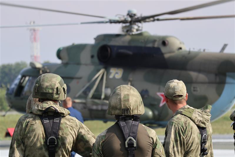 В Уральском округе Росгвардии проведены тренировки выпускающих при десантировании из вертолета (видео)