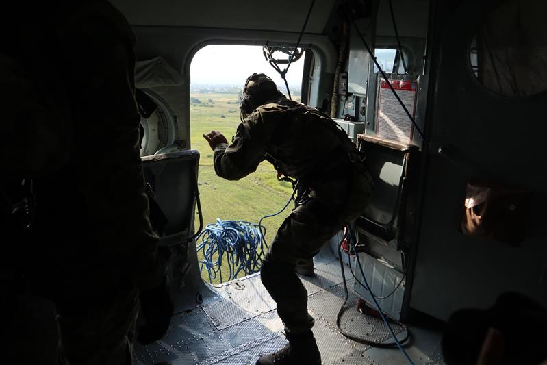 В Уральском округе Росгвардии проведены тренировки выпускающих при десантировании из вертолета (видео)