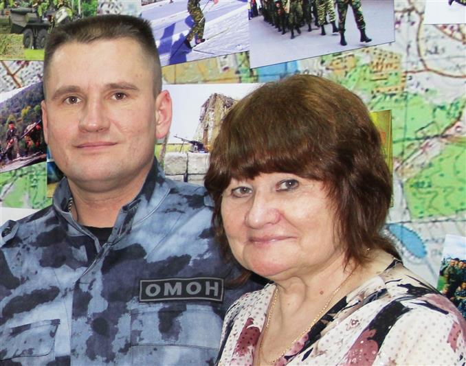 Офицеры тюменского ОМОН поздравили с Днём рождения маму погибшего боевого товарища