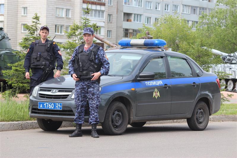 В Красноярском крае росгвардейцы задержали вооруженного ножом злоумышленника