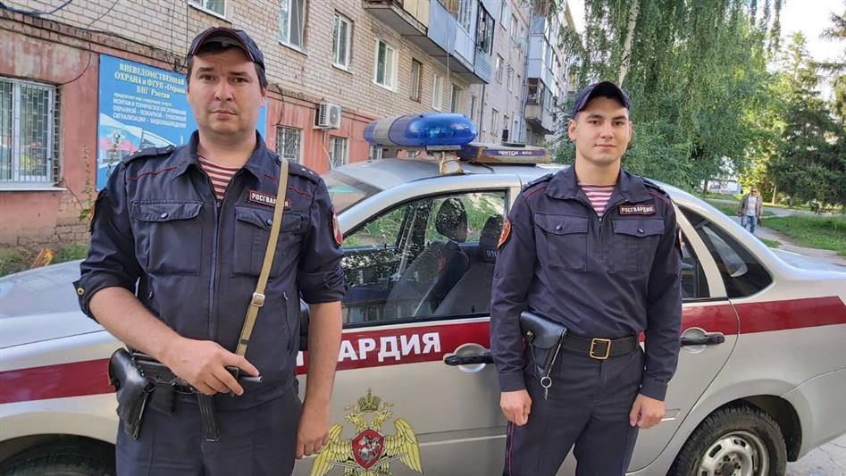 В Самаре сотрудники Росгвардии задержали подозреваемую в разбойном нападении на пенсионера и его внука