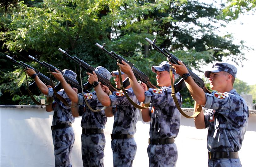 Военнослужащие Росгвардии из Крыма приняли участие в церемонии перезахоронения останков военного летчика, погибшего 78 лет назад