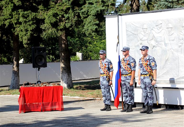 Военнослужащие Росгвардии из Крыма приняли участие в церемонии перезахоронения останков военного летчика, погибшего 78 лет назад
