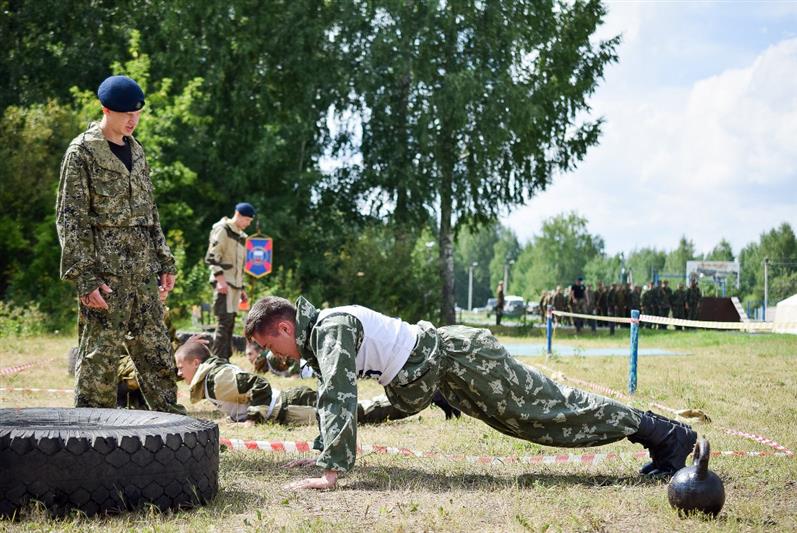 Офицеры тюменского СОБР экзаменовали курсантов подшефной группы добровольной подготовки к военной службе