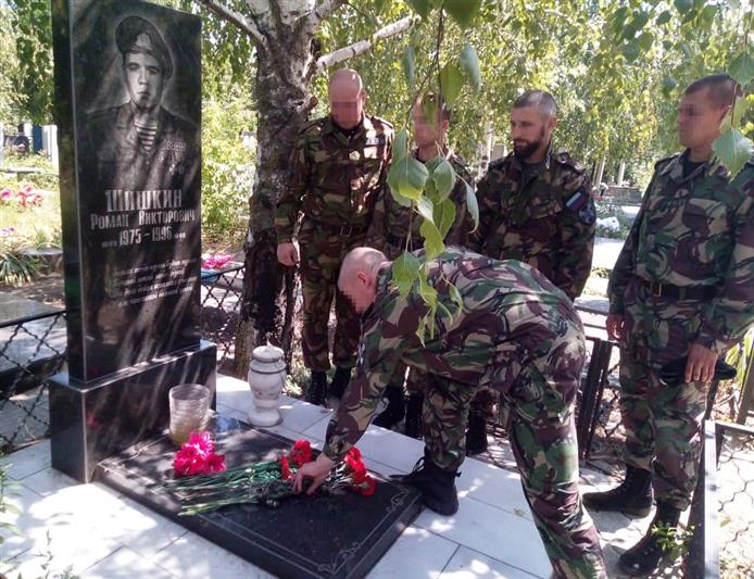 Сотрудники таганрогского ОМОН Росгвардии почтили память погибшего сослуживца 