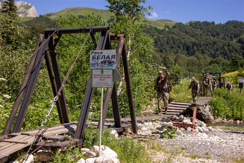 Сотрудники ОМОН Росгвардии совершили восхождение на вершину горы Фишт (видео) 