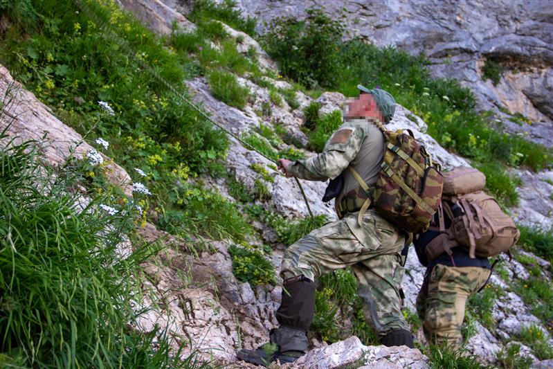 Сотрудники ОМОН Росгвардии совершили восхождение на вершину горы Фишт (видео) 