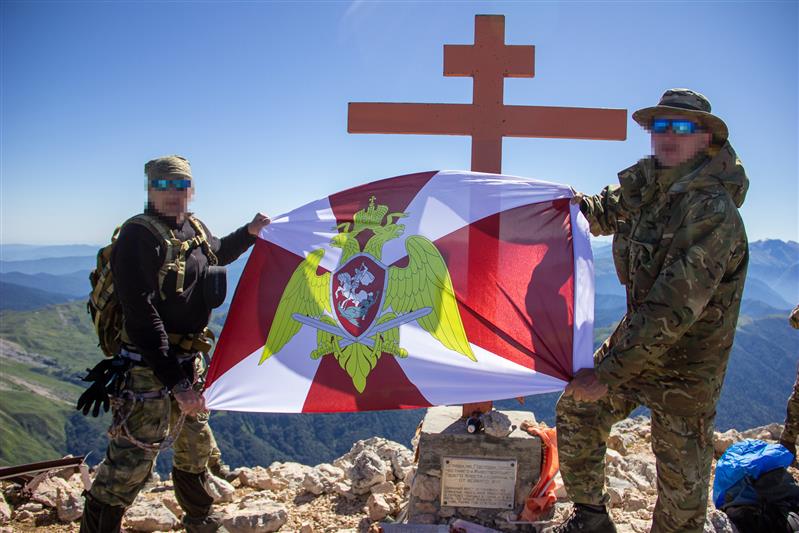 Сотрудники ОМОН Росгвардии совершили восхождение на вершину горы Фишт (видео) 