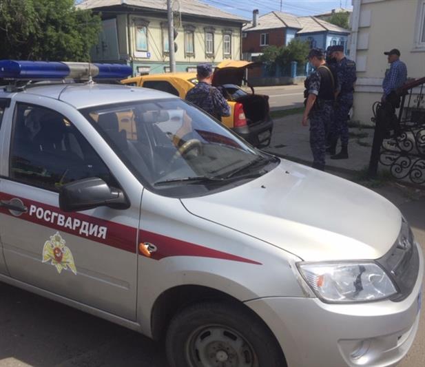 В Иркутске сотрудники Росгвардии спасли людей, оказавшихся заблокированными в горящей машине