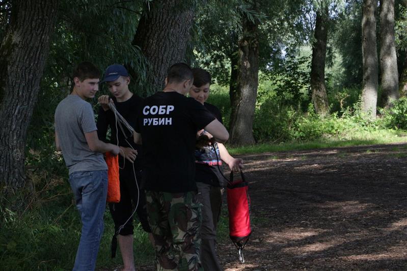 Офицеры новгородского СОБР приняли участие в организации молодежного проекта