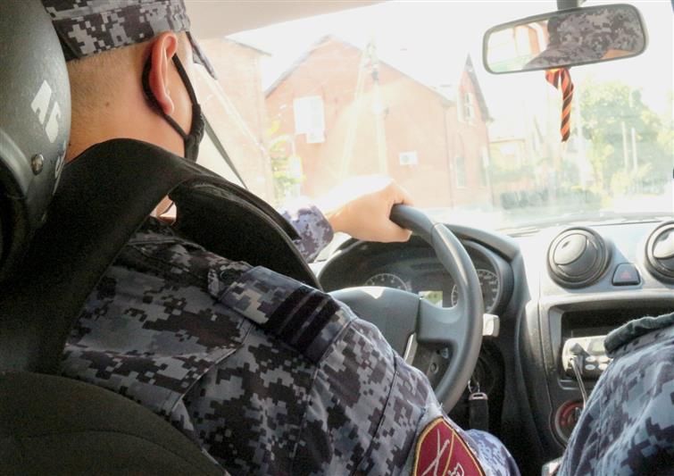В Ростове росгвардейцы пресекли правонарушение и передали полиции находившегося в федеральном розыске мужчину