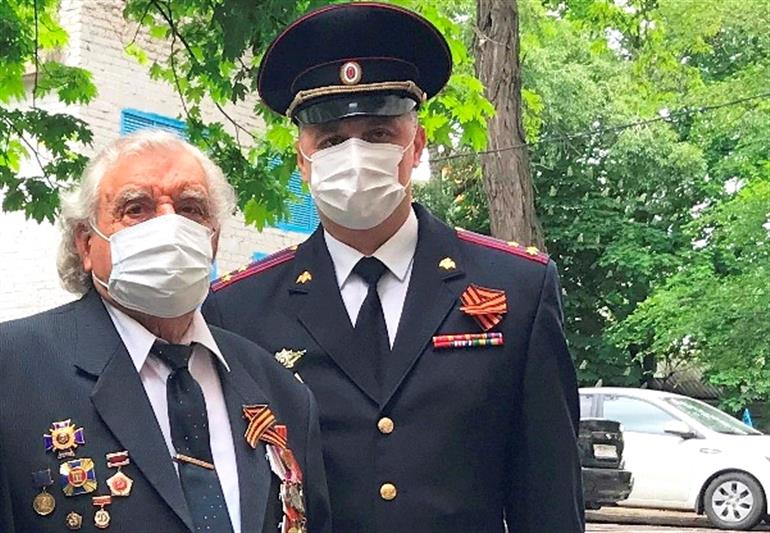 Росгвардейцы поздравили ветерана ростовской вневедомственной охраны с 91-летием