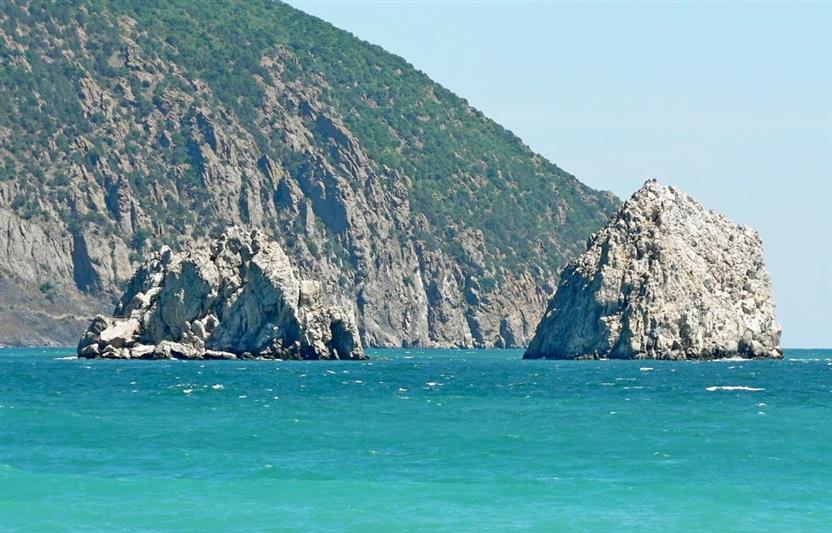 В Крыму росгвардейцы спасли семью с детьми, попавшую в шторм  